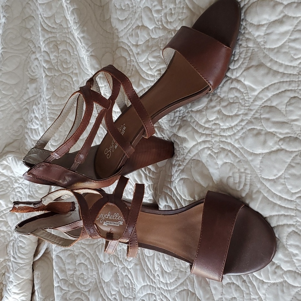 🏵5/$20 Seychelles Heels